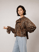 Blouse satinée léopard à manches volantées TDM83025