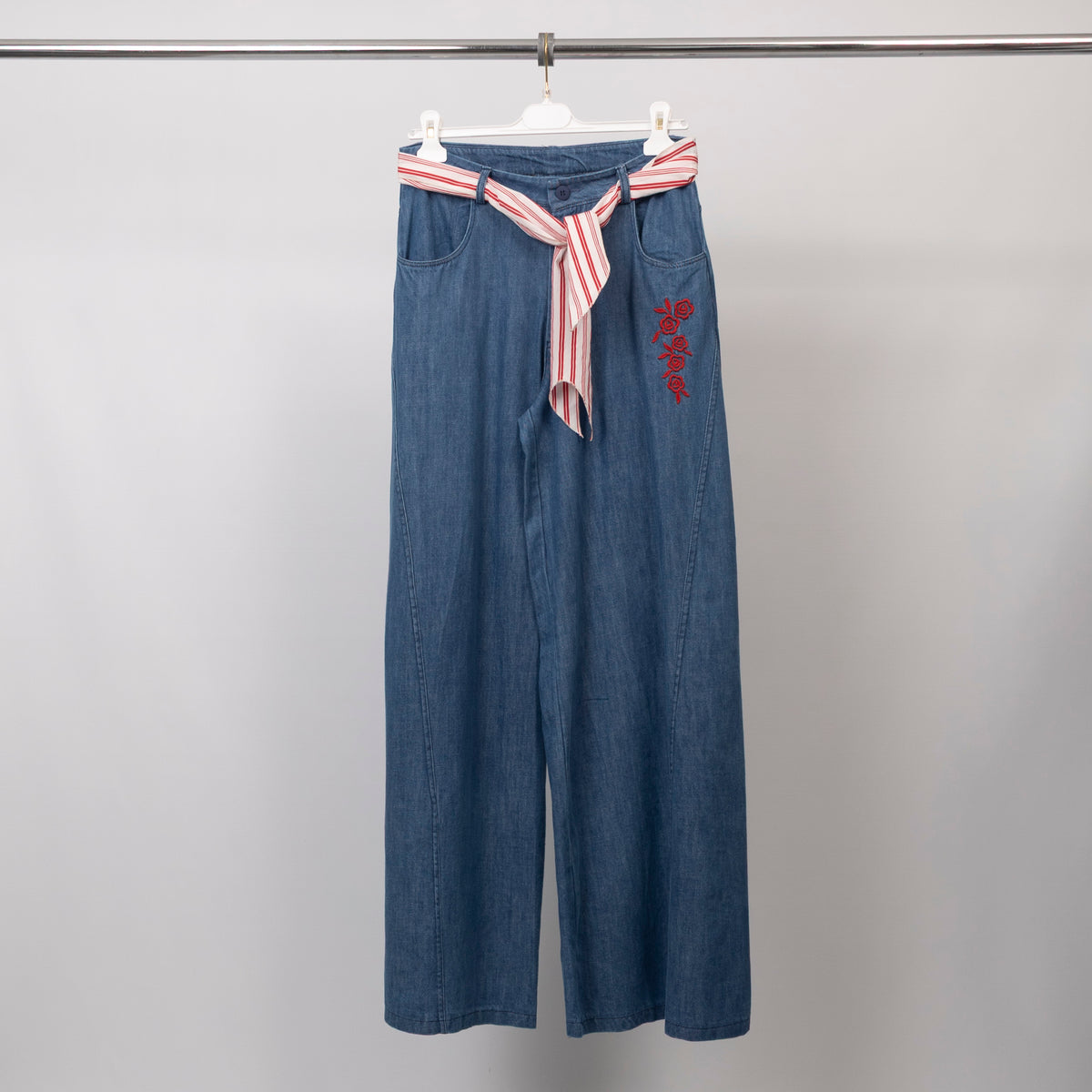 Pantalon denim brodé avec ceinture foulard – bcg03324