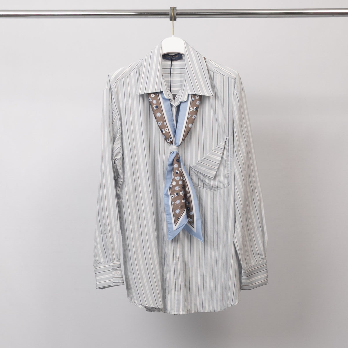 Chemise à rayures avec foulard noué au col – bcr02606 3